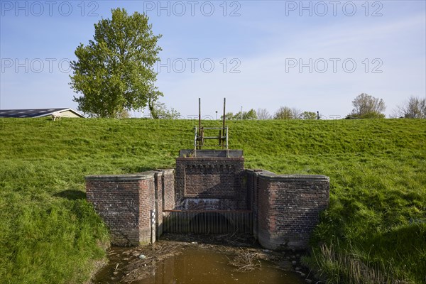 Slide gate in the Lagedeichsielzug in Husum, Nordfriesland district, Schleswig-Holstein, Germany, Europe