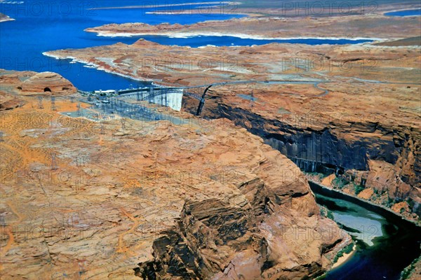 Glen Canyon Dam, damming the Colorado River by means of a gravity dam, damming Lake Powell, the second largest reservoir in the USA, Arizona, USA, North America