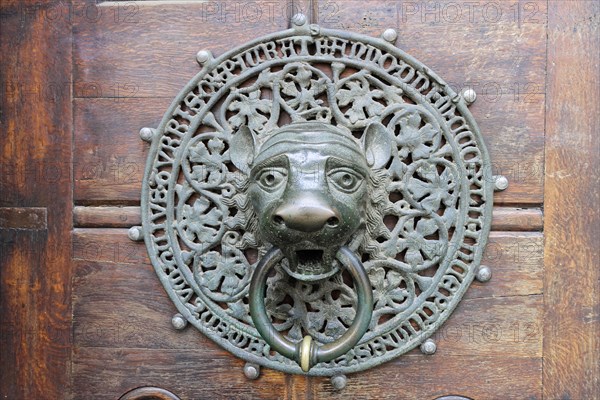 Sankt-Petri-Kirche, parish church, construction started in 1310, Moenckebergstrasse, Wide-angle view of a Gothic church interior with stained glass windows and pews, Hamburg, Hanseatic City of Hamburg, A bronze door knocker in the shape of a lion's head, richly decorated and old, Hamburg, Hanseatic City of Hamburg, Germany, Europe