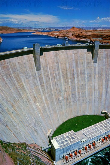 Glen Canyon Dam, damming the Colorado River by means of a gravity dam, damming Lake Powell, the second largest reservoir in the USA, Arizona, USA, North America