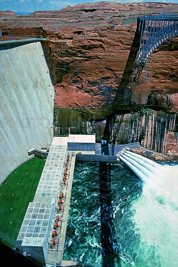 Glen Canyon Dam, damming the Colorado River by means of a gravity dam, damming Lake Powell, the second largest reservoir in the USA, Arizona, USA, North America