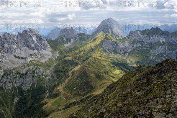 View of mountain landscape, mountain peaks on the Carnic main ridge, view from the Raudenspitze or Monte Fleons, Carnic Alps, Carinthia, Austria, Europe