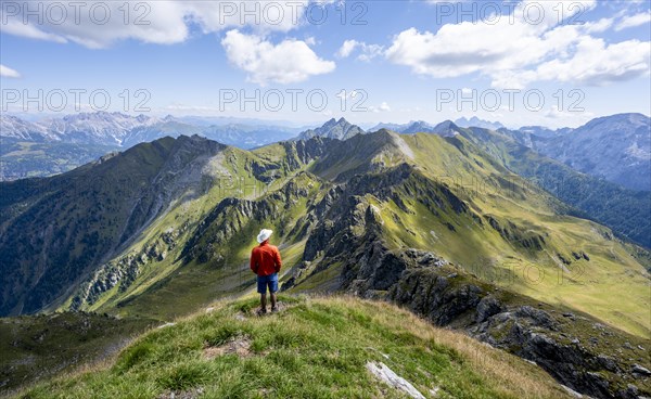 Mountaineers on the summit of the Hochspitz or Monte Vacomun, view of the ridge of the Carnic Main Ridge, Carnic High Route, Carnic Main Ridge, Carnic Alps, Carinthia, Austria, Europe
