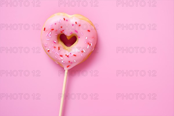 Herat shaped pink donut. KI generiert, generiert, AI generated