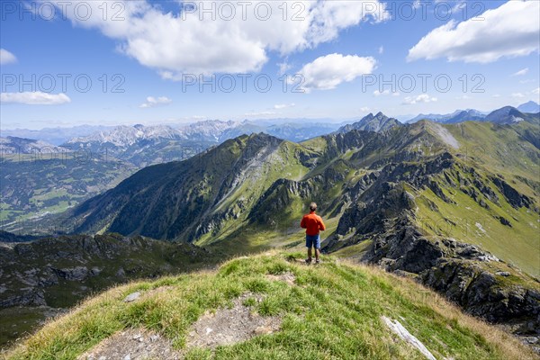 Mountaineers on the summit of the Hochspitz or Monte Vacomun, view of the ridge of the Carnic Main Ridge, Carnic High Route, Carnic Main Ridge, Carnic Alps, Carinthia, Austria, Europe