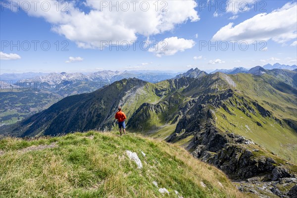Mountaineers on the summit of the Hochspitz or Monte Vacomun, view of the ridge of the Carnic Main Ridge, Carnic High Route, Carnic Main Ridge, Carnic Alps, Carinthia, Austria, Europe