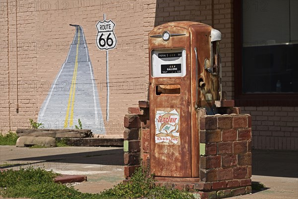 Old Sinclair petrol pump on Route 66, Oklahoma
