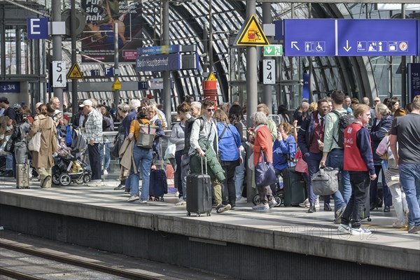 Waiting passengers, platform, central station, Mitte, Berlin, Germany, Europe