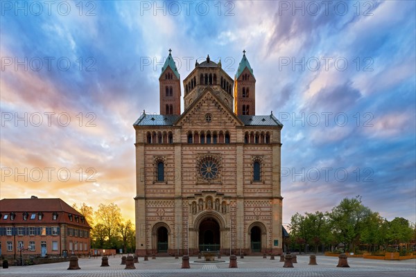 Imposante Kathedrale mit zwei Tuermen in stimmungsvollem Abendlicht auf einem grossen Platz, die historische Pracht zeigt, Speyer, Rheinland Pfalz