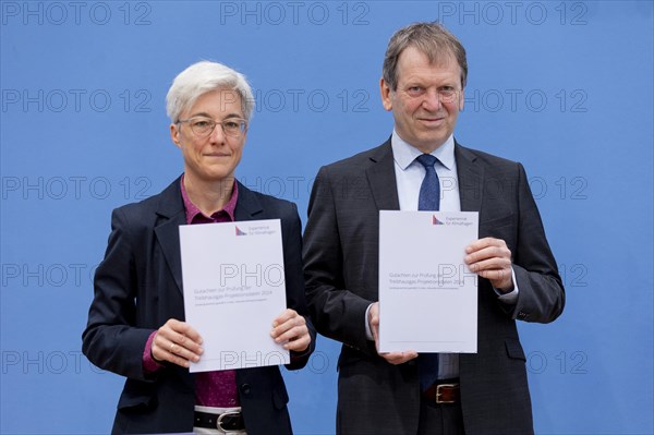 Prof. Dr Hans-Martin Henning, Chairman of the Expert Council for Climate Issues (ERK) and Dr Brigitte Knopf, Deputy Chairwoman of the Expert Council for Climate Issues, recorded at the press conference on the special report on the review of greenhouse gas projection data 2024 at the Federal Press Conference in Berlin, 3 June 2024