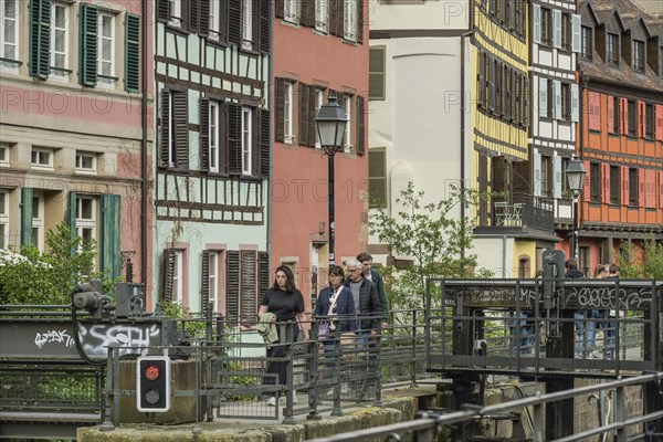 Half-timbered houses, Passerelle des Anciennes-Glacieres, Lock and bridge over the Ill, La Petite France, Old Town, Strasbourg, Departement Bas-Rhin, Alsace, France, Europe
