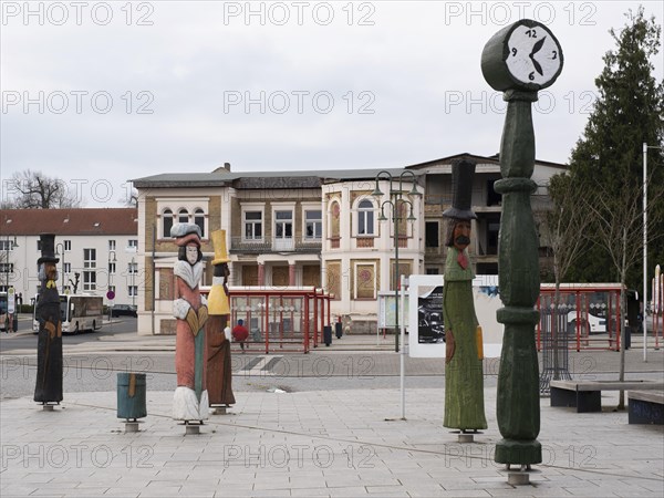 Travellers from another time, wooden sculptures on the station forecourt, Neustrelitz, Mecklenburg-Vorpommern, Germany, Europe