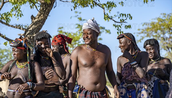 Hakaona man and traditional woman laughing, Angolan tribe of the Hakaona, near Opuwo, Kunene, Namibia, Africa
