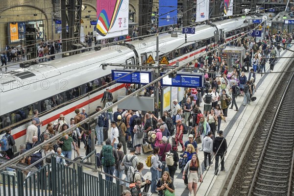 Train, ICE, passengers, platform, station concourse, main station, Hamburg, Germany, Europe