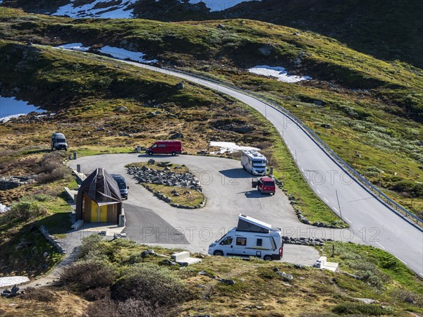 Mountain crossing Sognefjellsvegen, mountain pass over the Sognefjellet, touristic road, camper vans at rest area Nedre Oscarshaug viewpoint, Norway, Europe