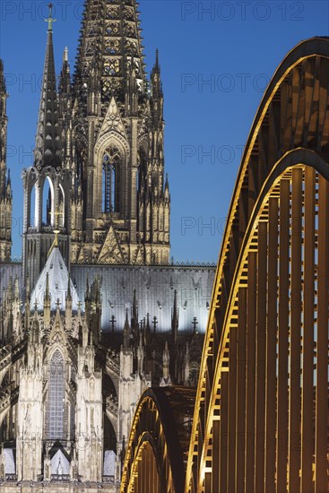 Evening atmosphere at Cologne Cathedral, Hohenzollern Bridge, Cologne, North Rhine-Westphalia, Germany, Europe