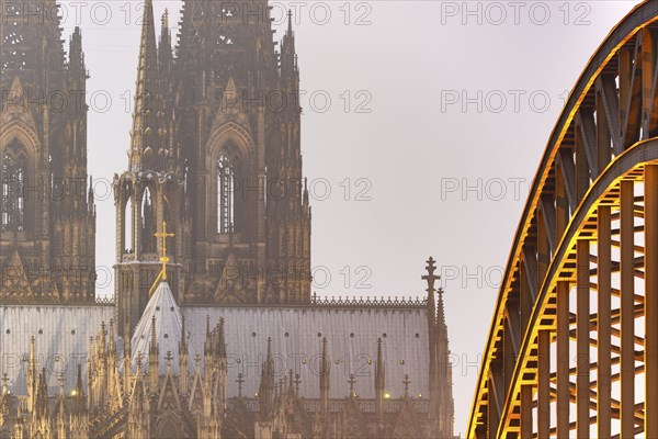 Evening atmosphere at Cologne Cathedral, Hohenzollern Bridge, Cologne, North Rhine-Westphalia, Germany, Europe