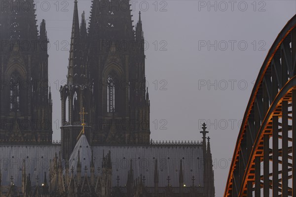 Evening atmosphere at Cologne Cathedral, Hohenzollern Bridge, Cologne, North Rhine-Westphalia, Germany, Europe