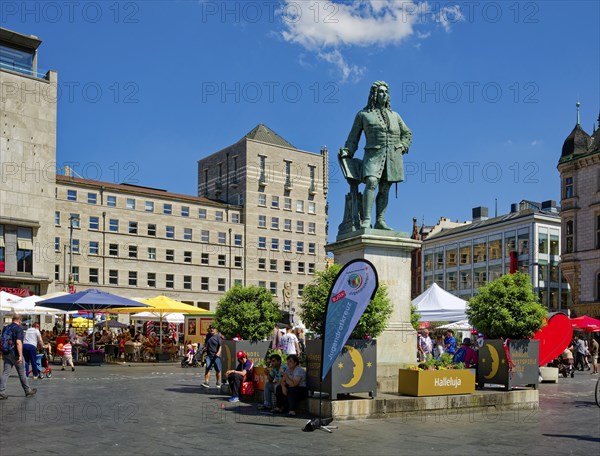 Handel monument by sculptor Hermann Heidel in honour of the Baroque composer George Frideric Handel, Market Square, Halle an der Saale, Saxony-Anhalt, Germany, Europe
