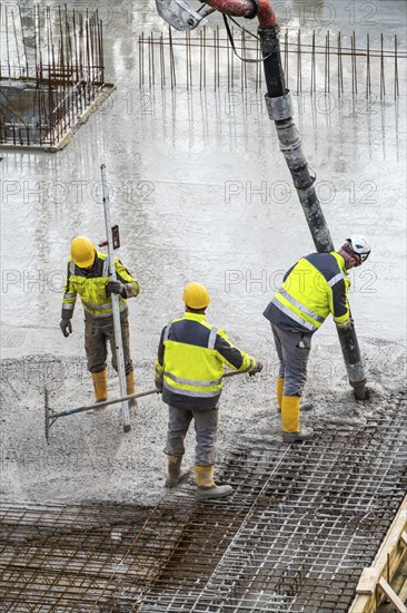 Construction site, concreting, floor, ceiling for a building is concreted, the concrete is pumped onto the reinforced concrete mats