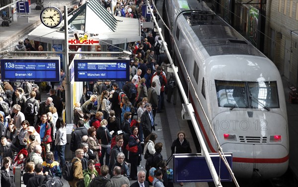 Hamburg, 19.06.2009, Crowded platform at Hamburg central station, ICE train, Hamburg, Germany, Europe