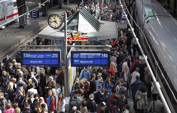 Hamburg, 19.06.2009, Crowded platform at Hamburg central station, ICE train, Hamburg, Germany, Europe