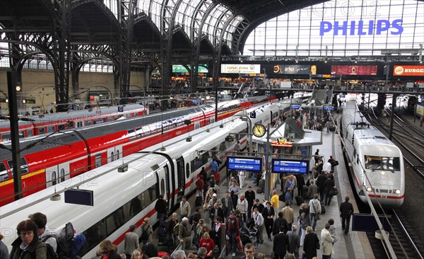 Hamburg, 19.06.2009, Crowded platform at Hamburg central station, ICE train, Hamburg, Germany, Europe