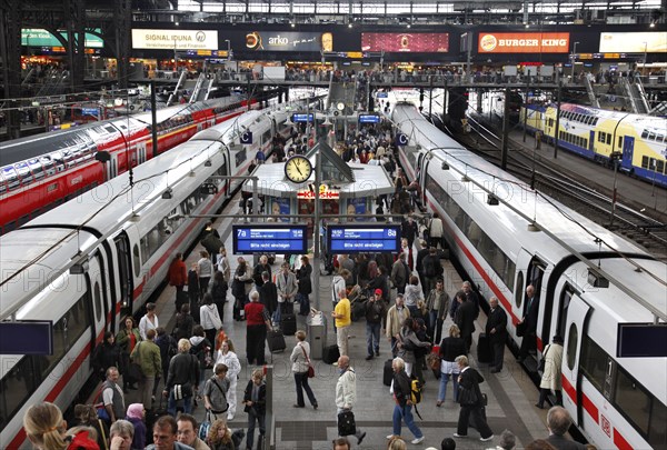 Hamburg, 19.06.2009, Crowded platform at Hamburg central station, ICE train, Hamburg, Germany, Europe