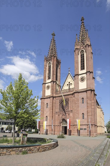 Late Gothic Rheingau Cathedral and landmark, twin towers, Bischof Blum Platz, Geisenheim, Rheingau, Taunus, Hesse, Germany, Europe