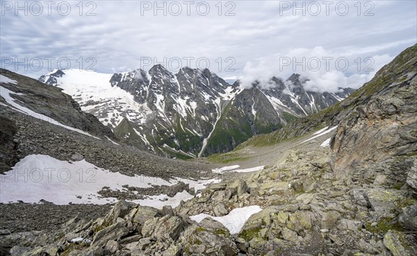 View of mountain peaks and glaciers into the valley Floitengrund, Lapenscharte, Berliner Höhenweg, Zillertal Alps, Tyrol, Austria, Europe