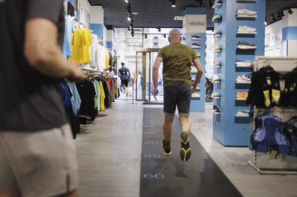 Advice and sale of sporting goods, here running shoes, in retail, Bonn, 31.07.2024. Specialist salesperson, professional, expertise, customisation