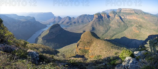Panorama, Blyde River Canyon with Three Rondawels peak, view of canyon with Blyde River and Table Mountains, canyon landscape in the evening light, Three Rondavels Viewpoint, Panorama Route, Mpumalanga, South Africa, Africa