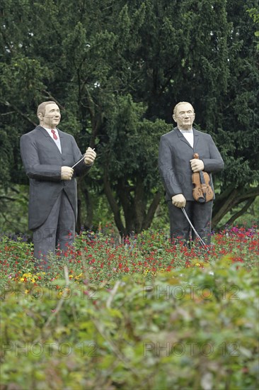 Sculptures and memorial to conductor Fritz bush and violinist Adolf bush by Christel Lechner 2017, everyday people, standing, two, conductor's baton, conductor's baton, baton, suit, violin, bow, musician, castle park, Siegen, Siegerland, North Rhine-Westphalia, Germany, Europe