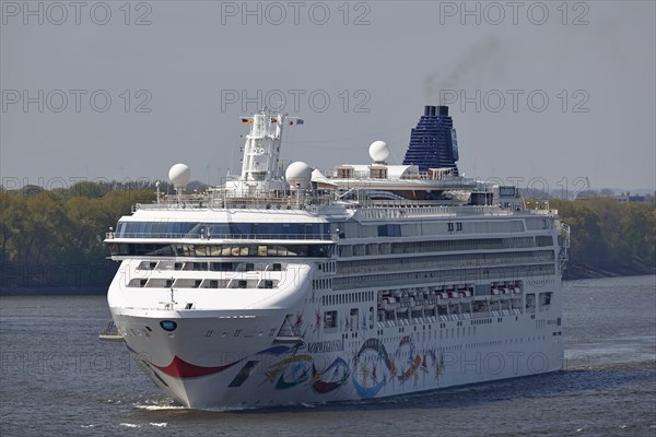 Cruise ship Norwegian Star of the shipping company Norwegian Cruise Line enters the port of Hamburg on the river Elbe, Hamburg. Germany