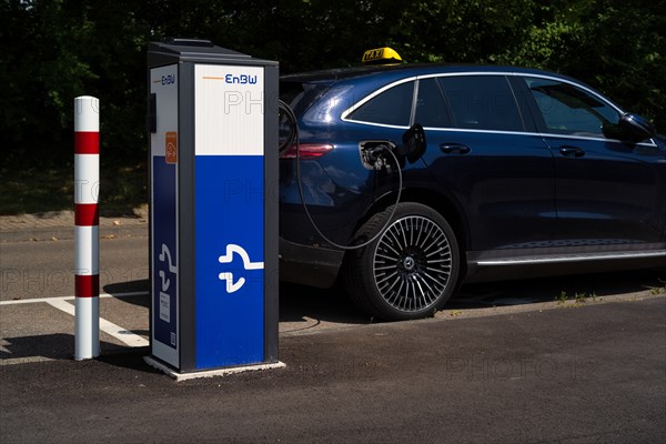 Mercedes-Benz E-Taxi at charging station EnBW for electric cars, electric charging station, e-filling station, e-mobility, charging cable leads in e-car, Stuttgart, Baden-Württemberg, Germany, Europe