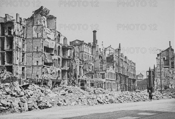 Annenstrasse destroyed after the bombing View of the large Zwingestr. behind the gable of the Semperoper Exact date of photograph estimated