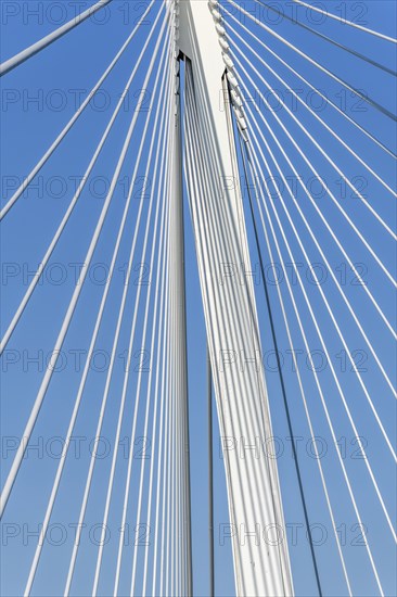 Die Deux-Rives-Fußgängerbrücke zwischen Deutschland und Frankreich in Kehl und Straßburg, ein Symbol der grenzüberschreitenden Zusammenarbeit. Bas-Rhin, Collectivite europeenne d'Alsace, Grand Est
