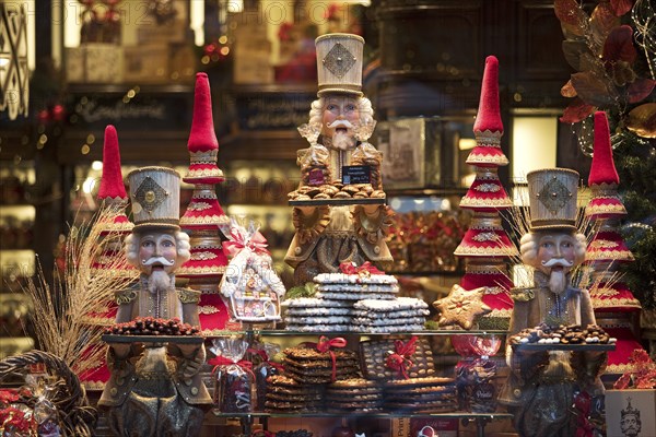 Aacherner Printen arranged and decorated in the shop window, Advent season, Aachen, North Rhine-Westphalia, Germany, Europe