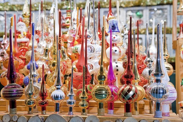 Striezelmarkt, which has been organised since 1434, is the oldest Christmas market in Germany and takes place on the Altmarkt square, taking its name from the traditional Christmas biscuits, Stollen and Striezel. The special goods on offer include Lauscha Christmas tree toppers made of glass