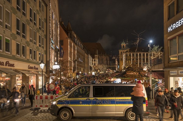 Police protection for the Christkindlesmarkt, Nuremberg, Middle Franconia, Bavaria, Germany, Europe