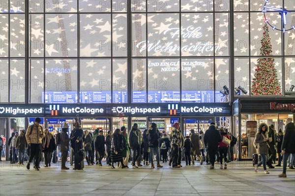 Cologne main station, station forecourt, evening, passers-by on their way, to, from the station, winter, North Rhine-Westphalia, Germany, Europe