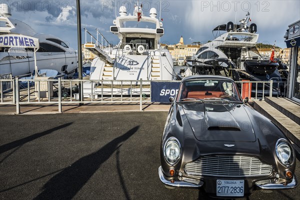 Luxury yachts and vintage cars in the harbour, Aston Martin, St. Tropez, Département Var, Cote d'Azur, Provence-Alpes-Côte d'Azur, South of France, France, Europe