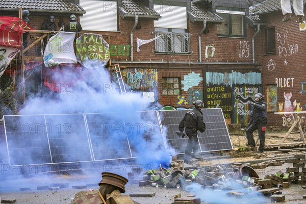 2nd day of the eviction of the Lützerath hamlet, occupied buildings of the former farm, by climate activists at the Garzweiler 2 opencast lignite mine, by the police, Erkelenz, North Rhine-Westphalia, Germany, Europe