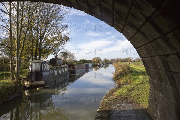 Narrowboats at Ladies bridge, Kennet and Avon canal, Wilcot, near Woodborough, Wiltshire, England, UK