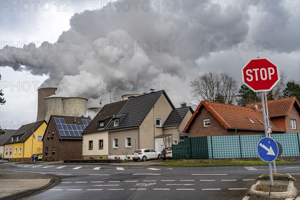 Lignite-fired power station, RWE Power AG Niederaußem power station, Auenheim district, residential buildings directly adjacent to the power station, belongs to Bergheim, North Rhine-Westphalia, Germany, Europe