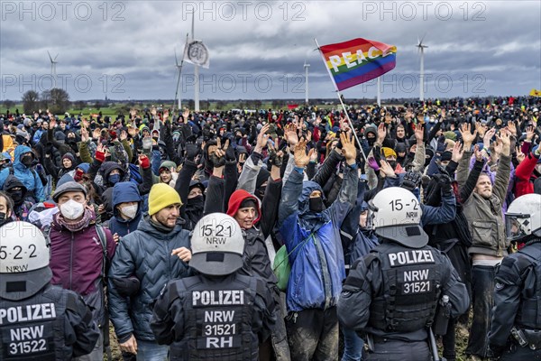 Violent clashes between thousands of demonstrators and the police, after a demonstration against the demolition of the brown coal village of Lützerath, the demonstration participants try to get to the rest of the village, Lützerah, and storm it, the police prevent this with a large contingent of forces, Erkelenz, North Rhine-Westphalia, Germany, Europe