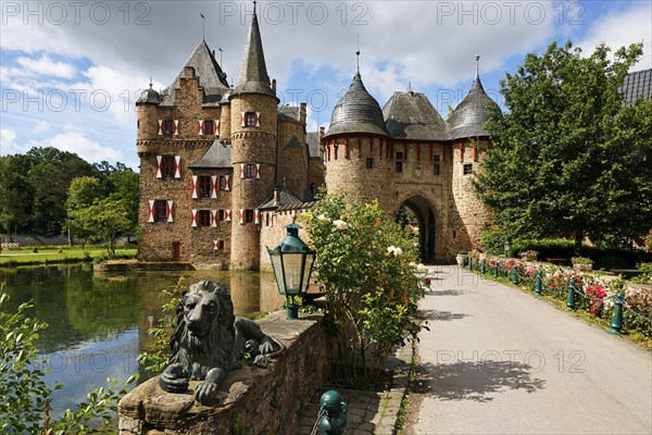 Satzvey Castle, medieval moated castle, Mechernich, Satzvey, Euskirchen district, castle in the Eifel, North Rhine-Westphalia, Germany, Europe