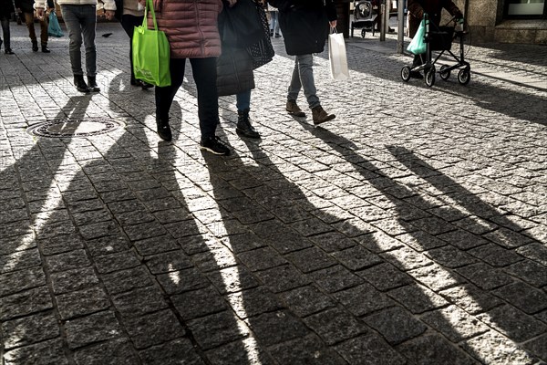 Pedestrians in a pedestrian zone, winter, long shadows, Dortmund, North Rhine-Westphalia, Germany, Pedestrians in a pedestrian zone, winter, long shadows, Dortmund, North Rhine-Westphalia, Germany, Europe