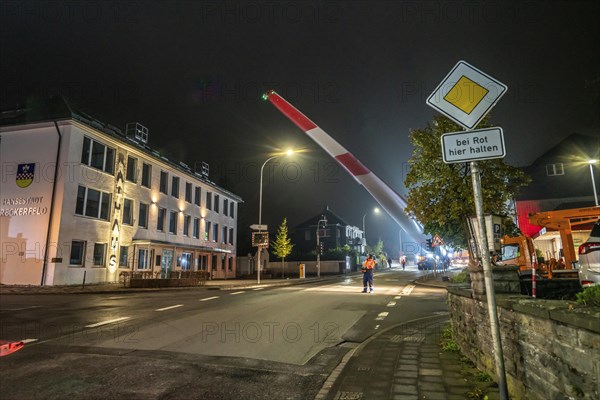 Transport of a 68 metre long, 22 tonne blade of a wind turbine, here in Breckerfeld, with a self-propelled Blade-Lifter vehicle, over a 40 km long route, over 2 nights, in the Bergisches Land, through towns, villages, over country roads, narrow through roads, to the construction site of the wind turbine near Hagen, North Rhine-Westphalia, Germany, Europe