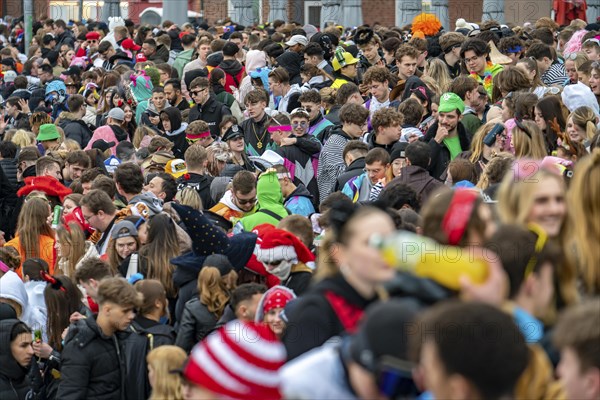 Rose Monday parade in Düsseldorf, after the parade thousands of mostly young people in the old town, on the banks of the Rhine, on the Rhine steps at Burgplatz, North Rhine-Westphalia, Germany, Europe